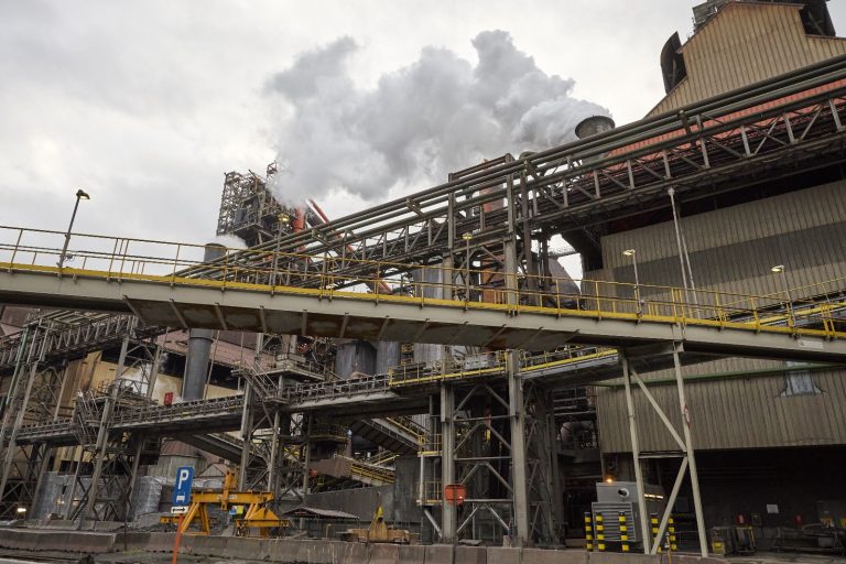 Foto: Infrastructura exterioare a fabricii ArcelorMittal din industria fierului şi a oţelului, Ghent, Belgia Sursa: Comisia Europeană