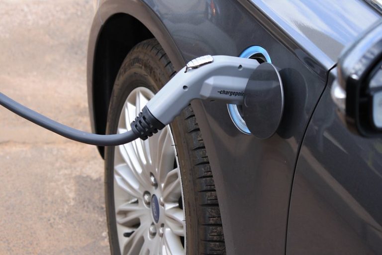Foto reprezentativă: Încărcarea vehiculelor electrice, 25 octombrie 2013, ©Noya Fields