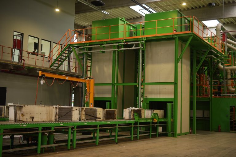 Frigidere in procesul de reciclare la unul dintre punctele GreenGroup Sursa: Arhiva GreenGroup