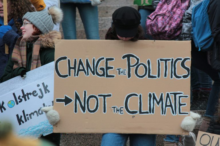 Protest în Helsinki, Finlanda în 2019 Fotograf: Tania Malrechauffe Sursa foto: Unsplash.com