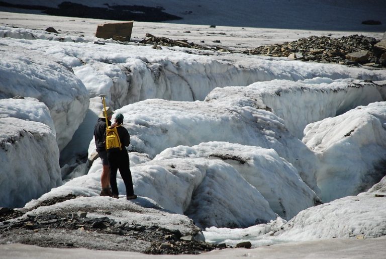 Foto: Oameni de știință măsurând ghețarul Grinnell, 8 septembrie 2008, ©GlacierNPS