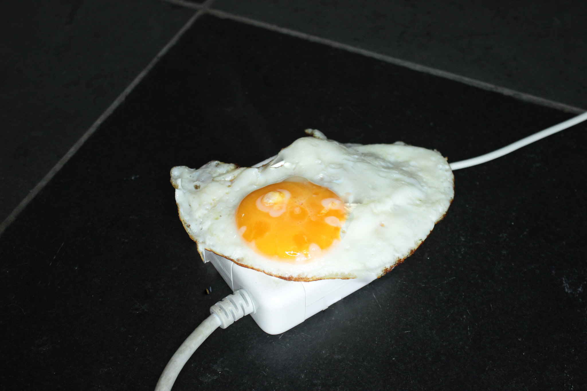 Foto: Gătitul unui ou cu căldura de la încărcătorul meu Macbook Pro (VERSIUNE CU ECONOMIE DE ENERGIE) 27 martie 2012 Sursa: Jack Fisher | Flickr
