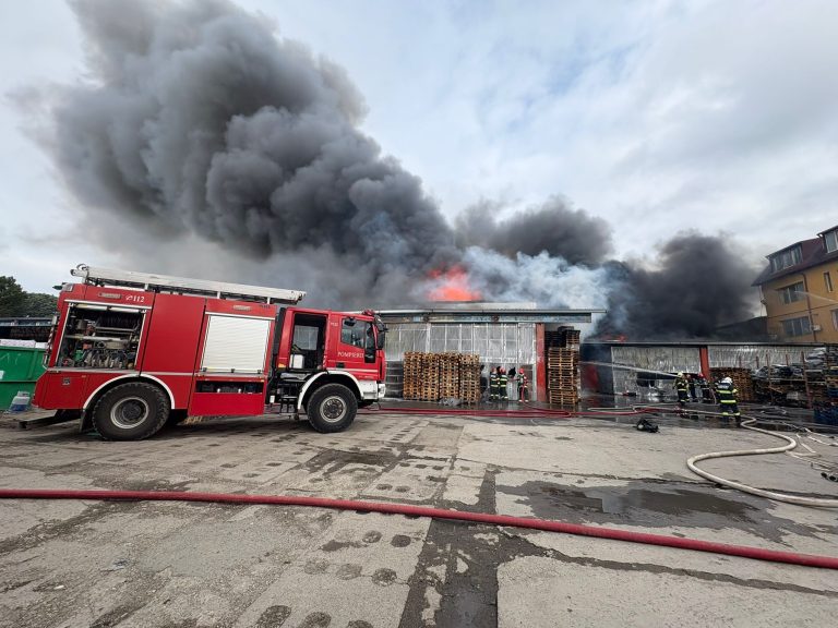 Depozit în flăcări în sectorul 6. Pompierii le cer oamenilor să stea în case, cu geamurile închise
