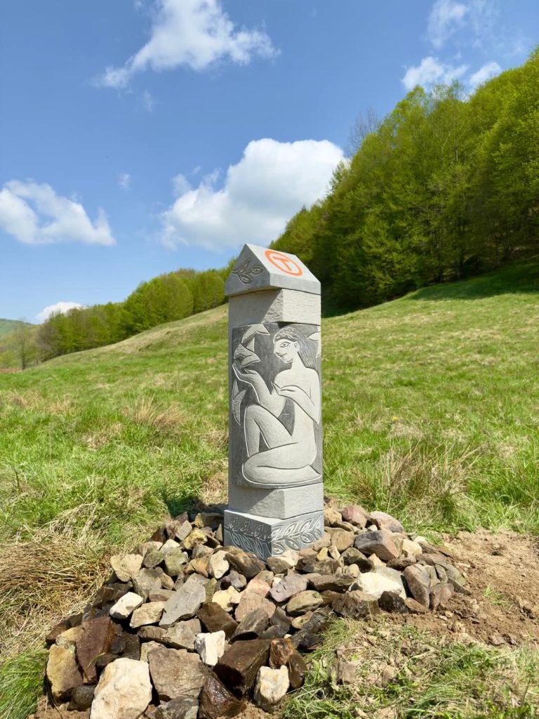 Foto: Bornă de andezit sculptată de pe traseul Via Transilvanica, ©Asociația Tășuleasa Social