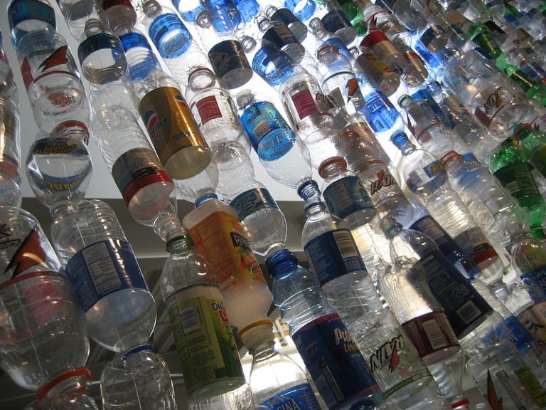 Foto: Perete din sticle de plastic, 24 februarie 2008, ©emma.piehl | Flickr