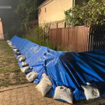 Apele Române, IGSU, Salrom, voluntari, Primăria Praid, Jandarmerie au realizat o linie de apărare pe o lungime de aproximativ 750 de metri Sursa foto: Apele Române
