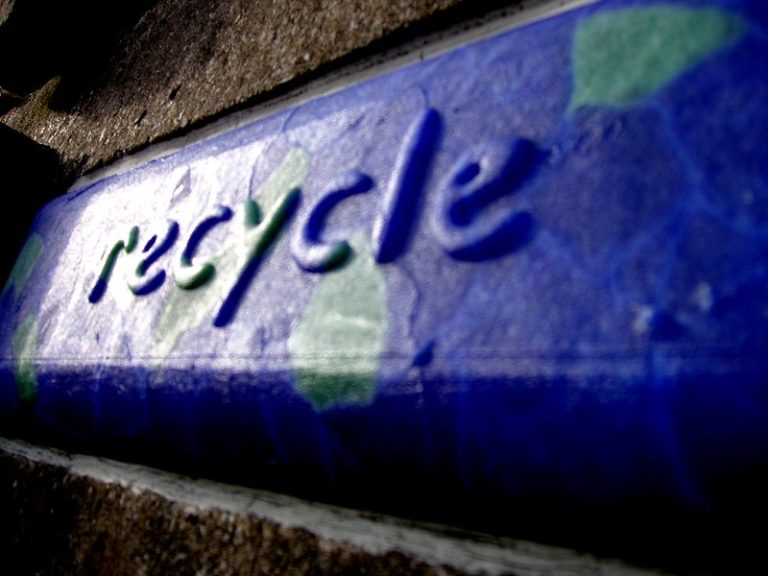 Foto: Bloc reciclat montat într-un zid de sprijin, 22 februarie 2005, ©Paula Bailey | Flickr