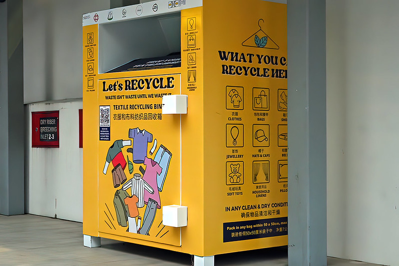 Container de reciclare textilă, Singapore, 4 ianuarie 2023 Sursa: Choo Yut Shing | Flickr