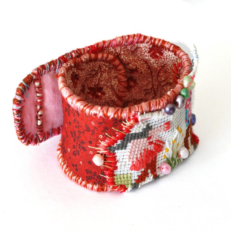 Foto: Brăţară din textile reciclate, facută de mână, 17 mai 2012 Sursa: Stella Vardaki | Flickr