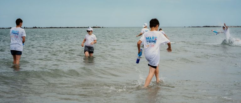 Foto: Copii bucurându-se în apă, Marea de Bine, ©Asociația pastel