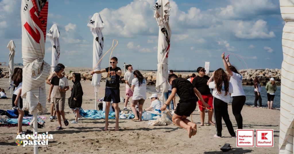Foto: Copii pe plajă, Marea de Bine, ©Asociația pastel