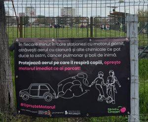Unul dintre panourile informative amplasate prin campania „Oprește motorul”, Sursa: Arhiva Asociației Părinți de Cireșari