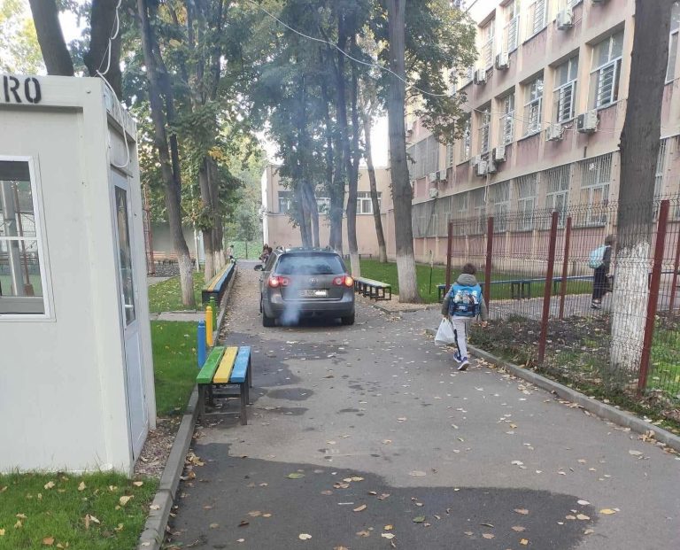 Mașină cu motorul pornit lângă o școală, Sursa: Arhiva Asociația Părinți de Cireșari