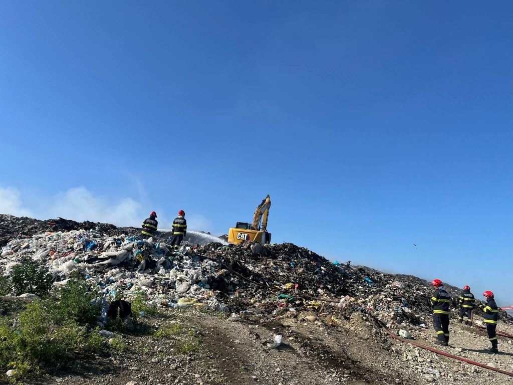 Foto: Excavator folosit pentru stingerea incendiului de la Aninoasa, Dâmbovița, ©Garda Națională de Mediu