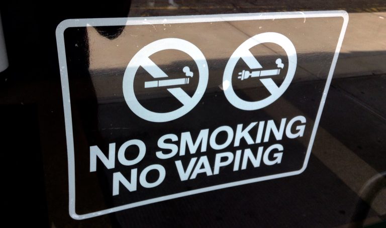 Foto: Semn anti-fumat si anti-vaping, 12 iunie 2015 Sursa: Mike Mozart | Flickr