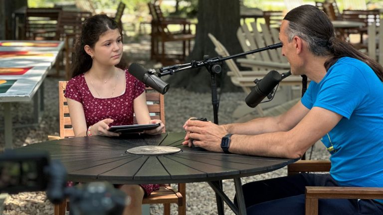 Filmarea podcastului Green Report cu una dintre câștigătoare și Daniel Sărdan, iunie 2025, Sursa foto: Arhiva Asociației Green Revolution