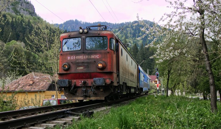 Tren CFR în Băile Tușnad, Mai 2023, Fotograf Cristian Coajă, Sursa: Unsplash.com