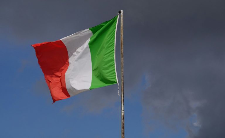 Steagul Italiei în zona Tirol, August 2022, Fotograf: Dario Morandotti, Sursa: Unsplash.com