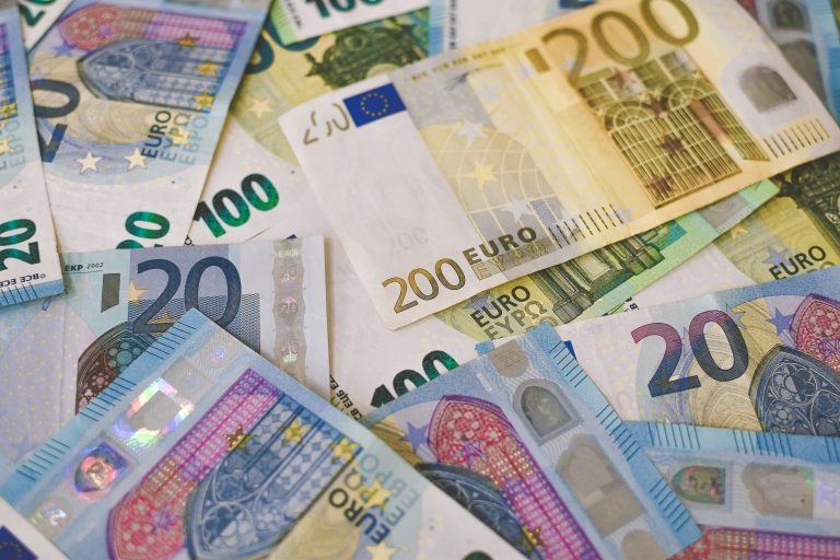 Euro, 2021, Fotograf: Ibrahim Boran, Sursa: Unsplas.com