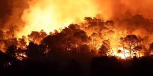 Incendiul din Corbières văzut din Saint-Laurent-de-la-Cabrerisse, în sudul Franței, pe 6 august 2025. Foto: Saboor Abdul / Reuters