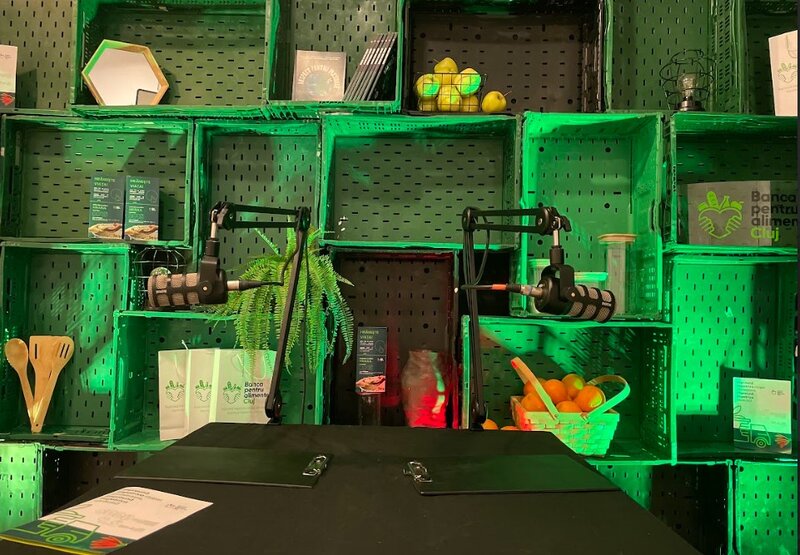 Foto: Set-up podcast Cu Surplusul pe Masă, ©Banca pentru Alimente Cluj