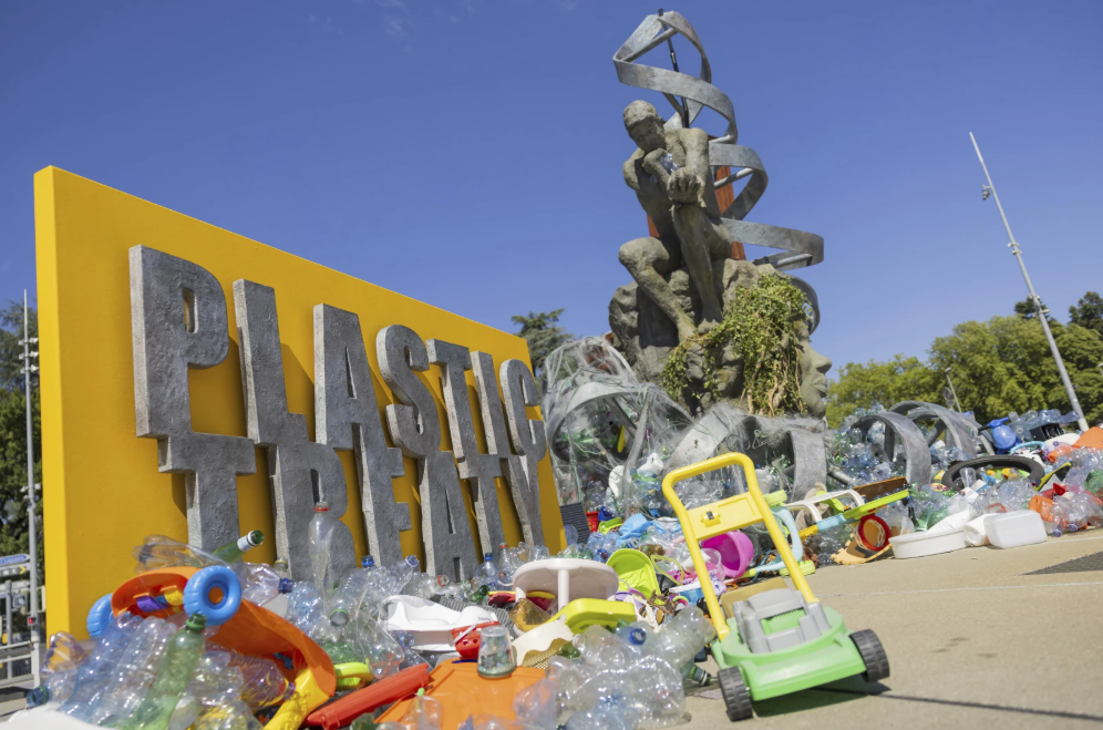 O sculptură uriașă din plastic, intitulată „Povara Gânditorului”, a fost instalată în fața ONU Geneva, ca simbol artistic al crizei globale a poluării cu plastic. Realizată de Benjamin Von Wong, lucrarea însoțește negocierile tratatului internațional împotriva poluării plastice (INC‑5.2).sursa:Salvatore Di Nolfi/Keystone via AP