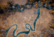 Foto: Imagine aeriană a unui râu care trece printr-un câmp uscat, ©Freepik