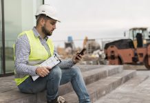 Foto: Inginer verificând aplicația, ©Freepik
