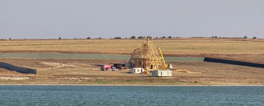 Foto: Biserica de lemn construită în zona protejată a lacului Tecchirghiol, ©Societatea Ornitologică Română