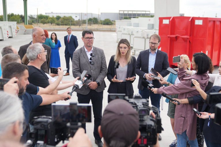 Reprezentanți ai Ministerului Mediului, alături de autorități locale, la inaugurarea primului centru voluntar de colectare a deșeurilor din Dumbrăvița. Sursa foto:FB-Ministerul Mediului Romania