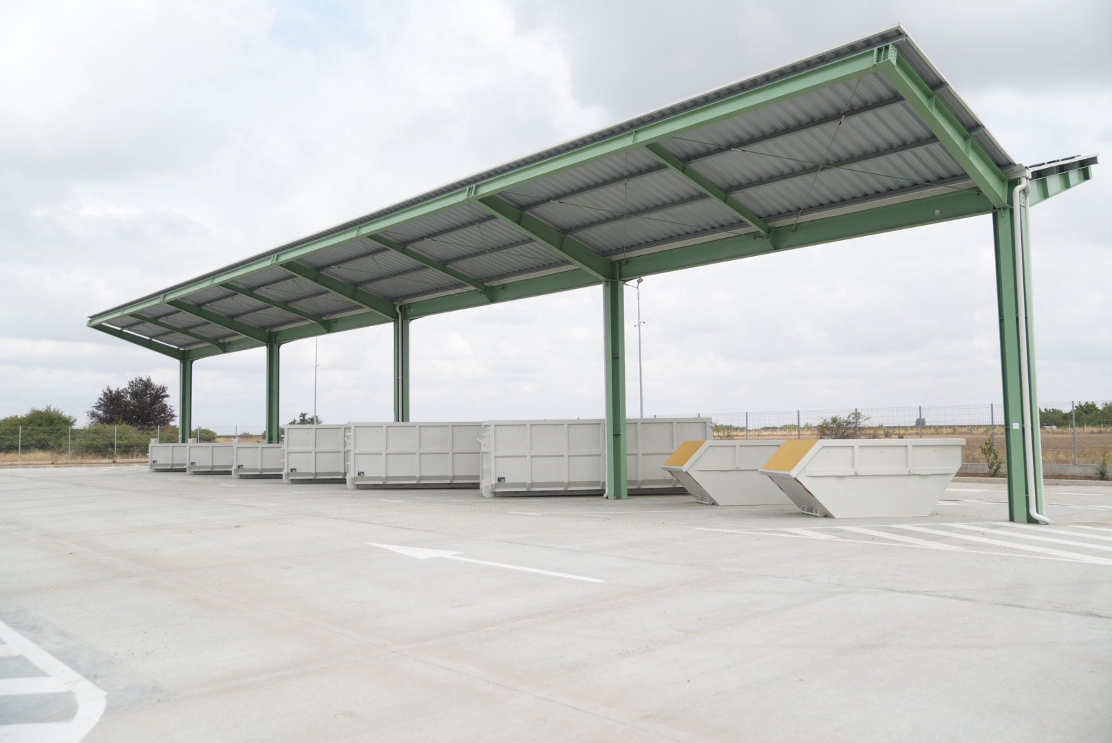 Containere aduse la centrul Dumbravita. Sursa foto:FB-Ministerul Mediului-Romania