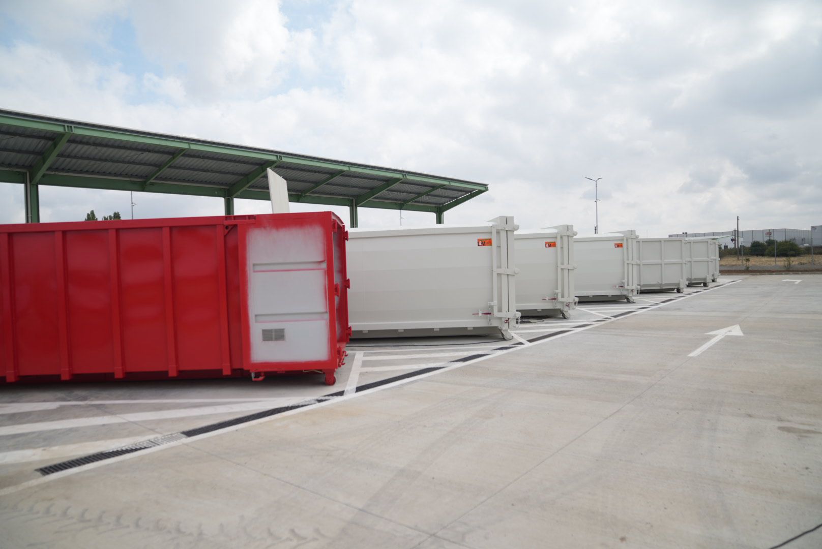 Containerele de la centrul voluntar Dumbravita. Sursa foto:FB-Ministerul Mediului Romania