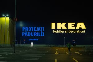 Pe fațada magazinului IKEA, Greenpeace transmite un mesaj clar: ‘Salvați pădurile’. Sursa foto:GreenPeace.