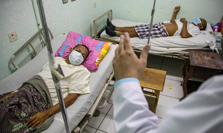 Pacienți în clinica de dializă de la Spitalul España. Dr. Nelson Garcia, jos în dreapta, are în evidență 6.000 de pacienți cu boală cronică de rinichi, dintre care 60% suferă de CKDu. Sursa foto:Ed Kashi