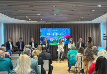 De la stânga la dreapta: Emanuel Pîrvulescu (Sustainability Lead, Mega Image), Robert Uzuna (președinte, ARAM), Bogdan Purcherea (Managing Director, Envipco), Roxana Șunică (director Direcția Deșeuri, Ministerul Mediului), Anca Marinescu (Corporate Affairs & Communication Manager, RetuRO), Indra Mihăilă (APBRS – Asociația Producătorilor de Băuturi Răcoritoare pentru Sustenabilitate), Constantin Damov (președinte și co-fondator, Green Group) și Raluca Fișer (moderatoarea conferinței). Sursa foto:Green Report