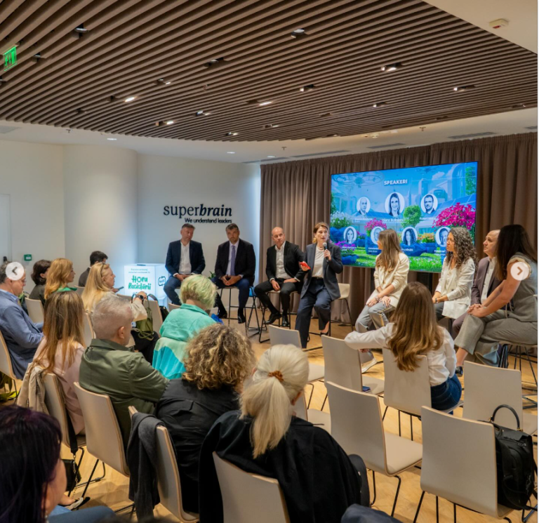 Roxana Șunică, director în cadrul Ministerului Mediului, alături de speakerii conferinței „Managementul integrat al deșeurilor”, organizată de Green Report la CEO Clubhouse București. Sursa foto:Green Report