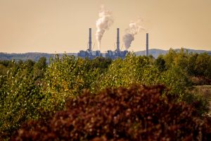 Termocentrală pe cărbune în fundal, cu o vedere din regiunea Rovinari. Sursa foto:ciphernews