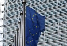 Foto: Steaguri UE la Comisia Europeană, 15 iulie 2020, ©Guillaume Périgois | Unsplash