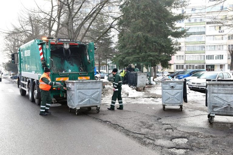 Colectare deseuri.Sursa foto:Masina de gunoi din Bucuresti. Sursa foto:www.bacau.net
