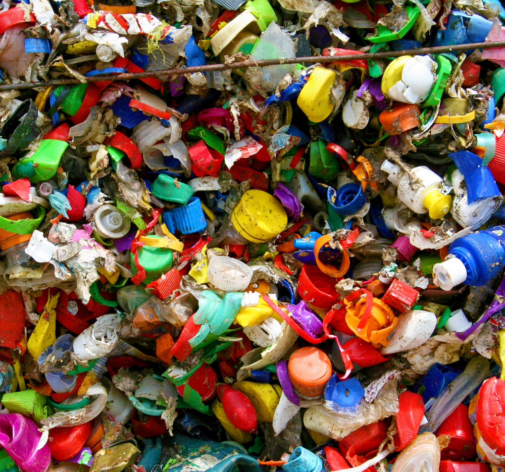 Dopuri și resturi de plastic murdare. Sursa foto:innovationnewsnetwork