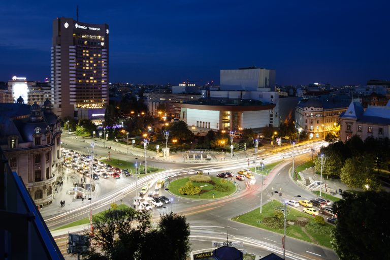 Piața Universității, unul dintre cele mai aglomerate noduri rutiere din București. Sursa foto:George Moga/Flickr