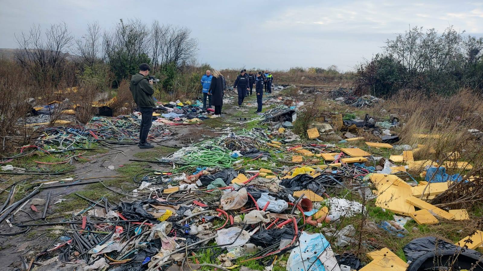 Deșeuri aruncate pe câmp, identificate de Garda Națională de Mediu cu ajutorul dronelor în timpul acțiunilor de control.Sursa foto: Garda Națională de Mediu