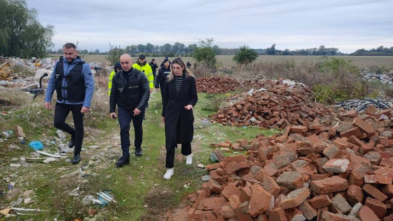 Ministra Mediului, Diana Buzoianu, și comisarul general al Gărzii Naționale de Mediu, Andrei Corlan, la acțiunea de control cu drone desfășurată la Sintești, județul Ilfov. Sursa foto: Facebook / Garda Națională de Mediu