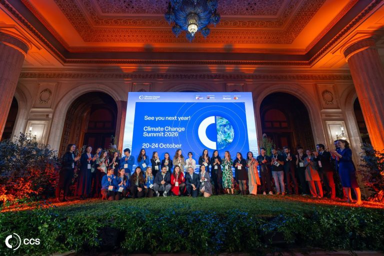 Participanți și vorbitori în cadrul celei de-a patra ediții a Climate Change Summit 2025, desfășurat la Palatul Parlamentului din București. Sursa: Climate Change Summit / Facebook oficial