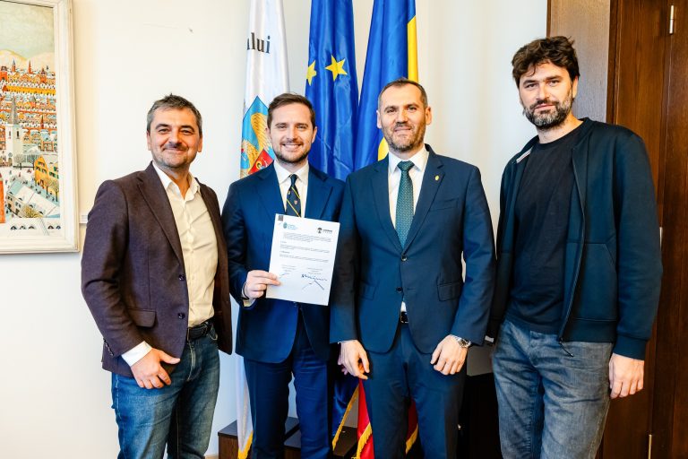 Momentul semnării protocolului prin care București-Ilfov începe implementarea Centurii Verzi — cel mai amplu proiect de infrastructură verde urbană din România. Sursa foto:Facebook|Alex Gavan