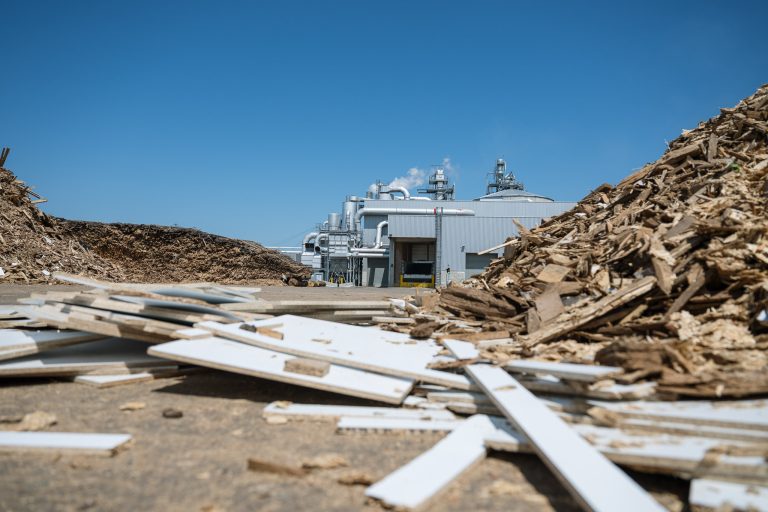 Foto: Reciclarea deșeurilor de lemn de EGGER România Sursa - EGGER