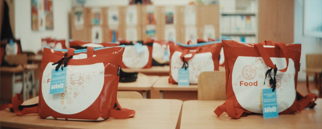 Foto: Ghiozdane realizate din gențile vechi de livrări, ©Wolt România