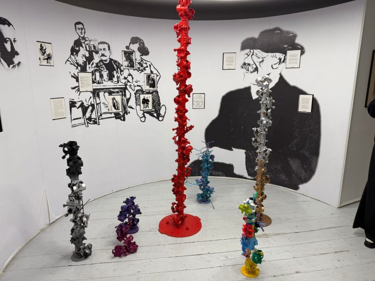 Lucrarea „Sintaxa mutației”, semnată de artista Adriana Băloiu, explorează transformarea materiei și a percepției într-un context al sustenabilității și reînnoirii continue. Sursa foto:Green Report