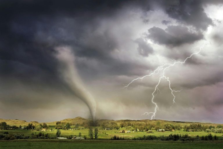 Fulgere și un vârtej de tornadă lovesc un sat, ilustrând forța extremă a fenomenelor meteo tot mai frecvente. Sursa foto:Ralph W. lambrecht/Pexels