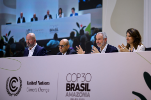 Ambasadorul André Corrêa do Lago, președintele COP30, și Ana Toni, director executiv al conferinței, în timpul unui interviu la Belém. Foto: Ueslei Marcelino/COP30